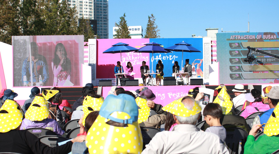 Chị Nguyễn Tường Vy (thứ 2, từ trái sang), Chủ tịch Hội Những người con đất Việt, trong trang phục áo dài truyền thống Việt Nam, đã đại diện cho hơn 36.000 phụ nữ di trú đang sinh sống tại Busan, trực tiếp tham gia đối thoại chính sách với Thị trưởng thành phố Busan Suh Byung-soo về chính sách đối với người nước ngoài nói chung và phụ nữ di trú nói riêng. (Ảnh: Phạm Duy/Vietnam+).