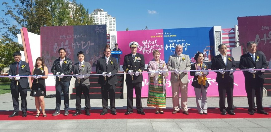 Các đại biểu cắt băng khai mạc lễ hội. (Ảnh: Phạm Duy/Vietnam+)