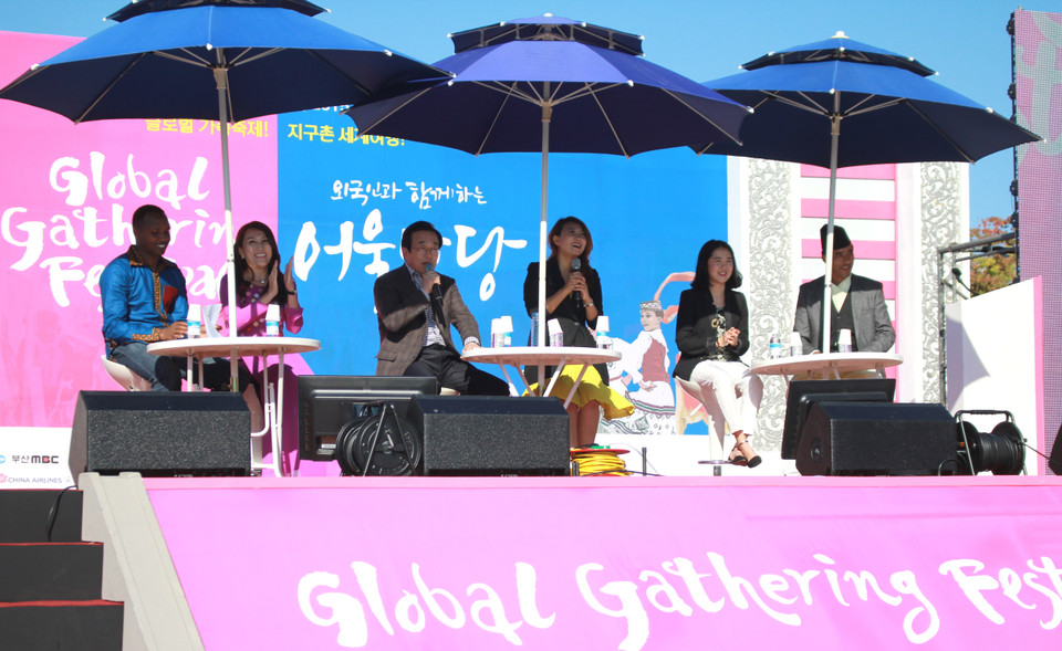 Quang cảnh buổi đối thoại chính sách trực tiếp với Thị trưởng thành phố Busan (Chị Nguyễn Tường Vy, thứ 2 từ trái sang; Thị trưởng Busan Sur Byeong-soo, thứ 3 từ trái sang). (Ảnh: Phạm Duy/Vietnam+)