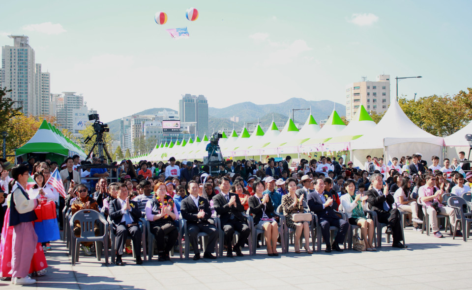Quang cảnh lễ khai mạc lễ hội. (Ảnh: Phạm Duy/Vietnam+)