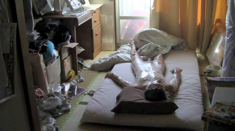 Nằm đợi lớp keo khô lại. (Nguồn: QQ)