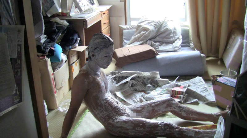 Một người đàn ông Nhật Bản muốn thử cảm giác lột da của động vật nên đã bôi một lớp keo trắng lên toàn bộ cơ thể và chờ đợi lớp keo này bong ra. (Nguồn: QQ)