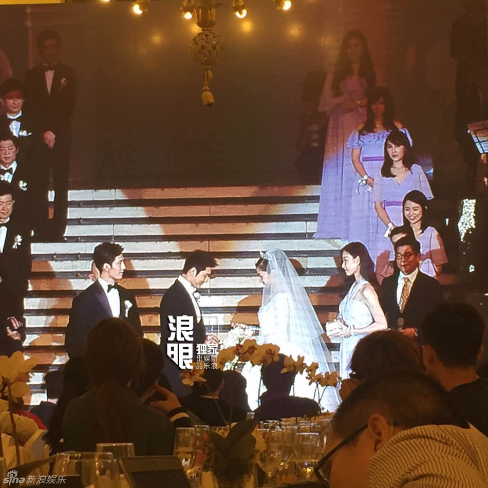 Huỳnh Hiểu Minh trao nhẫn cưới cho cô dâu xinh đẹp. (Nguồn: Sina)