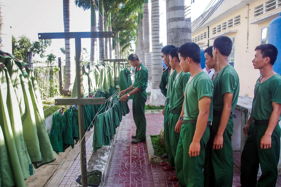 Họ cũng đã dần quen với việc phơi quần áo theo đúng quy cách. (Ảnh: Lê Sen/TTXVN)