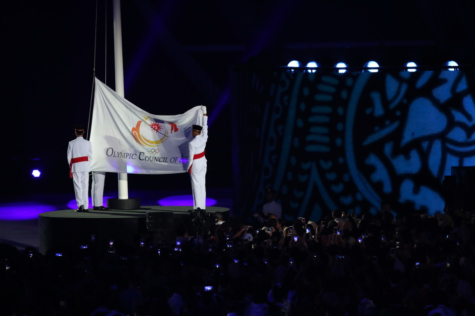 Lễ hạ cờ Olympic châu Á tại lễ bế mạc Đại hội thể thao châu Á (ASIAD) 2018 trên sân vận động Gelora Bung Karno ở thủ đô Jakarta, Indonesia tối 2/9. (Nguồn: THX/TTXVN)