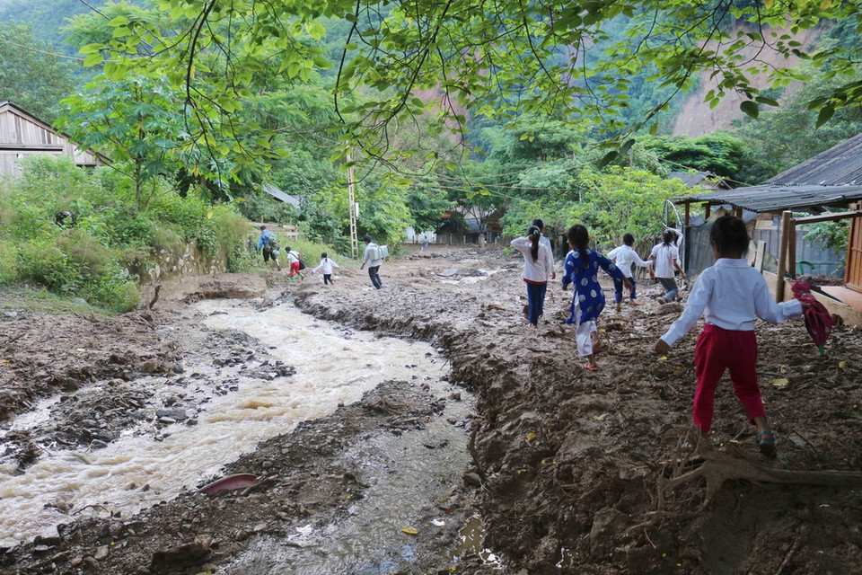 Con đường đến Trường Tiểu học Mường Ải trong ngày khai giảng bị sạt lở nghiêm trọng. (Ảnh: Nguyễn Oanh/TTXVN)