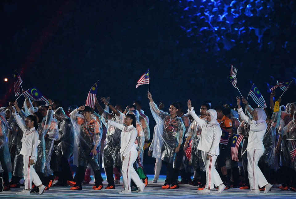 Đoàn vận động viên Malaysia tiến vào sân vận động Gelora Bung Karno ở thủ đô Jakarta, Indonesia trong lễ bế mạc ASIAD 2018 tối 2/9. (Nguồn: THX/TTXVN)