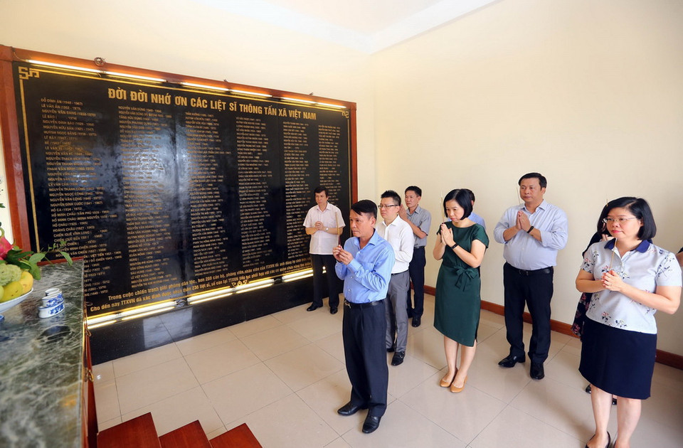 Ông Nguyễn Đức Lợi, Ủy viên Trung ương Đảng, Tổng Giám đốc Thông tấn xã Việt Nam và lãnh đạo các đơn vị trong ngành dâng hương tưởng niệm các liệt sỹ của TTXVN qua các thời kỳ. (Ảnh: Danh Lam/TTXVN)