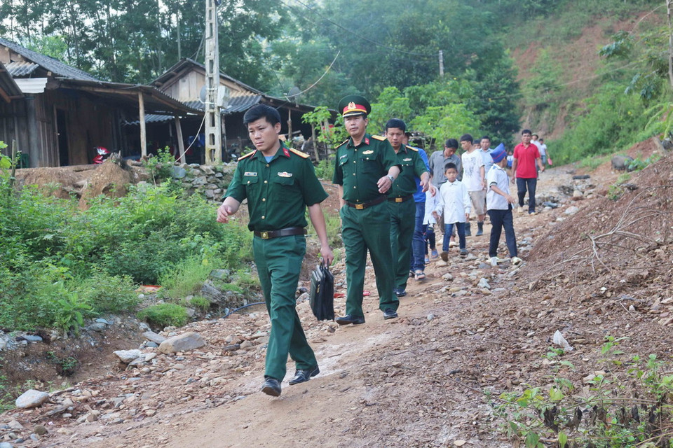 Bộ đội cùng các em nhỏ vào Trường Tiểu học Mường Ải để khai giảng năm học mới. (Ảnh: Nguyễn Oanh/TTXVN)