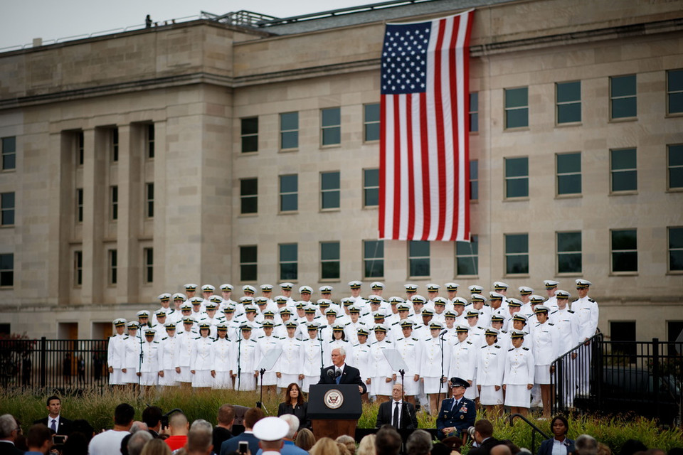 Phó Tổng thống Mỹ Mike Pence (giữa) phát biểu tại lễ tưởng niệm các nạn nhân vụ tấn công khủng bố 11/9 tại Lầu Năm góc ở Arlington, bang Virginia, Mỹ. (Nguồn: THX/ TTXVN)