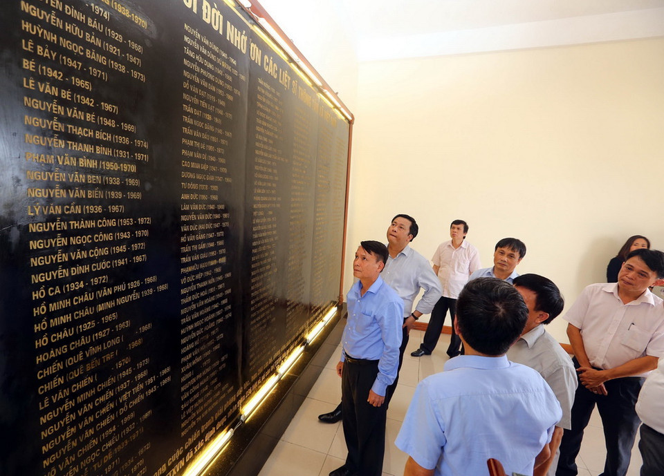 Ông Nguyễn Đức Lợi, Ủy viên Trung ương Đảng, Tổng Giám đốc Thông tấn xã Việt Nam và lãnh đạo các đơn vị trong ngành trước tấm bia ghi danh các liệt sỹ của TTXVN qua các thời kỳ. (Ảnh: Danh Lam/TTXVN)