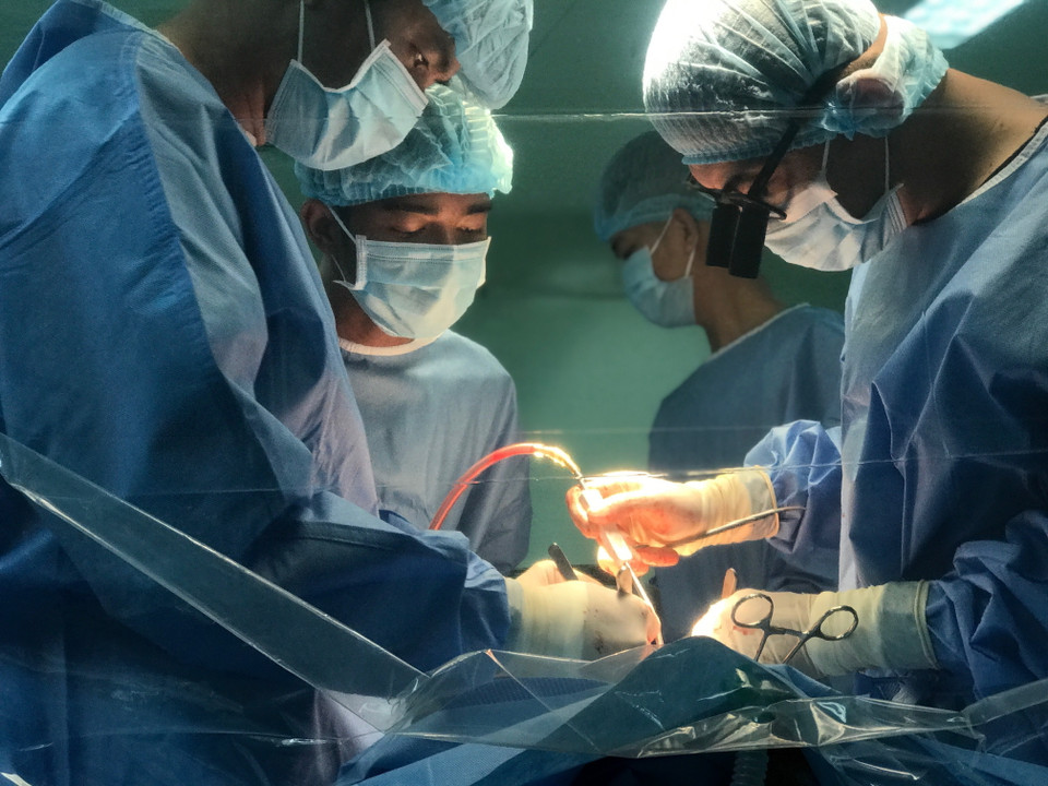 Hiện tại, bệnh nhân đã tỉnh táo, sức khỏe tiến triển tốt, đã được chuyển về phòng hậu phẫu để tiếp tục theo dõi và điều trị. (Ảnh: Thanh Sang/TTXVN)