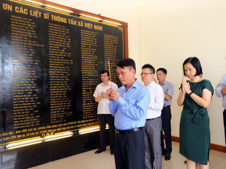 Ông Nguyễn Đức Lợi, Ủy viên Trung ương Đảng, Tổng Giám đốc Thông tấn xã Việt Nam và lãnh đạo các đơn vị trong ngành dâng hương tưởng niệm các liệt sỹ của TTXVN qua các thời kỳ. (Ảnh: Danh Lam/TTXVN)