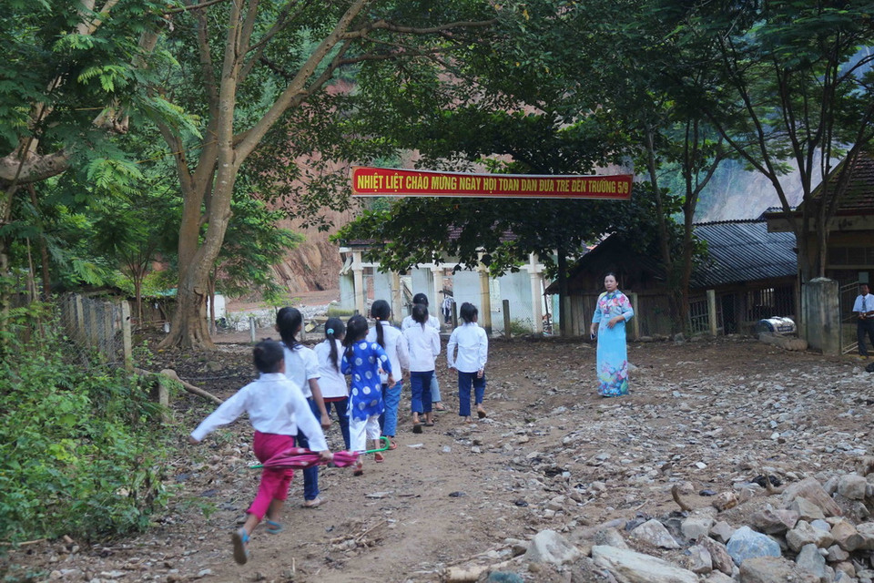 Trường tiểu học Mường Ải, xã Mường Ải, huyện Kỳ Sơn (Nghệ An) khai giảng năm học mới trong tình trạng cơ sở vật chất hư hỏng nặng sau lũ cuốn và sạt lở. (Ảnh: Nguyễn Oanh/TTXVN)
