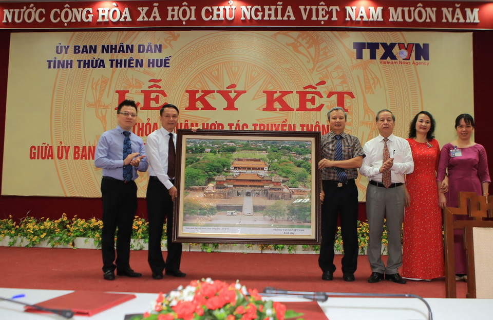 Ông Nguyễn Đức Lợi, Ủy viên Trung ương Đảng, Tổng giám đốc TTXVN, tặng quà lưu niệm của TTXVN cho Ủy ban Nhân dân tỉnh Thừa Thiên-Huế. (Ảnh: Hồ Cầu/TTXVN)