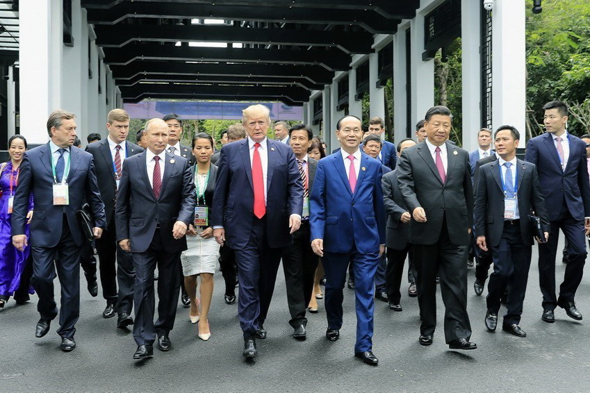 Chủ tịch nước Trần Đại Quang, Tổng thống Liên bang Nga Vladimir Putin, Tổng thống Hoa Kỳ Donald Trump, Chủ tịch Trung Quốc Tập Cận Bình và các Trưởng đoàn sau khi kết thúc Phiên họp kín thứ nhất Hội nghị các Nhà lãnh đạo Diễn đàn Hợp tác kinh tế châu Á-Thái Bình Dương (APEC) lần thứ 25, ngày 11/11/2017, tại thành phố Đà Nẵng. (Ảnh: Nhan Sáng/TTXVN)