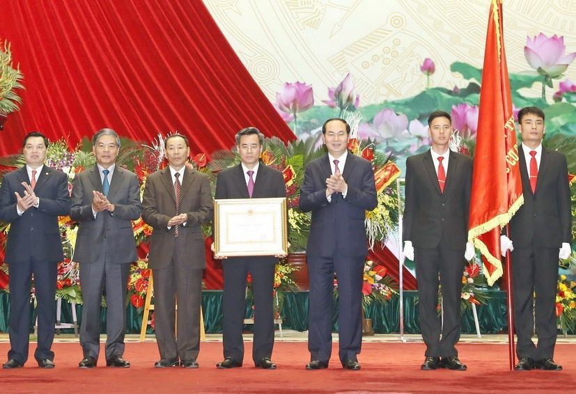 Chủ tịch nước Trần Đại Quang trao tặng Huân chương Lao động hạng Nhất cho Đảng bộ Khối các Cơ quan Trung ương, sáng 9/4/2017, tại Hà Nội. (Ảnh: Nhan Sáng/TTXVN)