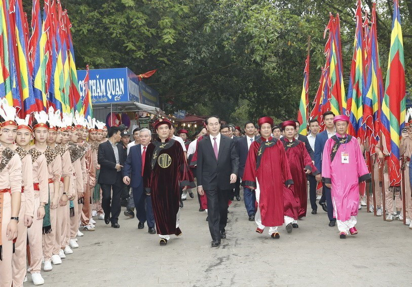 Chủ tịch nước Trần Đại Quang dâng hương tưởng niệm các Vua Hùng tại đỉnh núi Nghĩa Lĩnh, Khu Di tích lịch sử Quốc gia đặc biệt Đền Hùng, tỉnh Phú Thọ, sáng 6/4/2017 (10/3 năm Đinh Dậu - ngày Giỗ Tổ Hùng Vương). (Ảnh: Nhan Sáng/TTXVN)