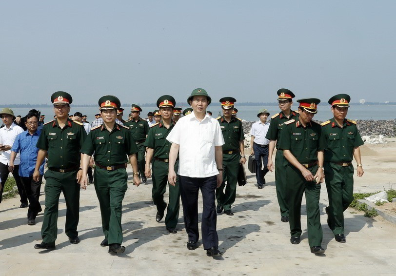 Chủ tịch nước Trần Đại Quang đến thăm các cán bộ, chiến sỹ Hải đội 2 (Bộ Chỉ huy Bộ đội Biên phòng tỉnh Nghệ An) và Đại đội 33 (Bộ Chỉ huy Quân sự tỉnh Nghệ An) đóng quân trên đảo Ngư, sáng 30/4/2017. (Ảnh: Nhan Sáng/TTXVN)