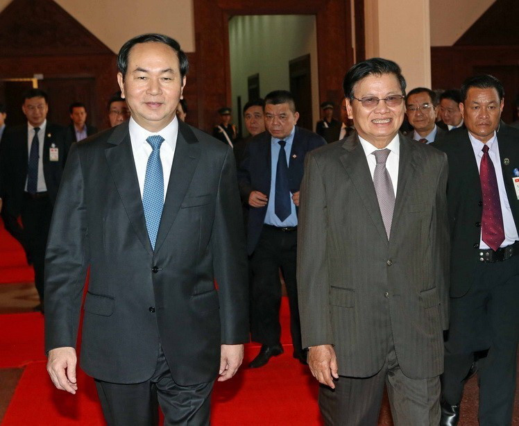 Chủ tịch nước Trần Đại Quang hội kiến Thủ tướng Chính phủ Lào Thongloun Sisoulith, chiều 12/6/2016, tại Thủ đô Vientiane, trong chuyến thăm cấp Nhà nước tới Lào từ ngày 12-14/6/2016. (Ảnh: Nhan Sáng/TTXVN)