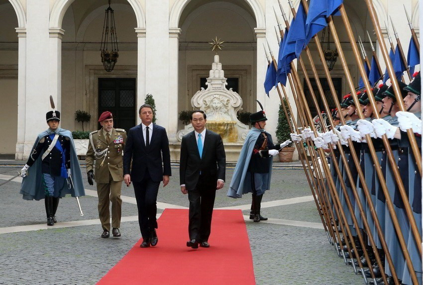 Chủ tịch nước Trần Đại Quang và Thủ tướng Italy Matteo Renzi duyệt đội danh dự tại Lễ đón chính thức, sáng 23/11/2016, tại Thủ đô Rome, trong chuyến thăm cấp Nhà nước tới Cộng hòa Italy từ 21-24/11/2016. (Ảnh: Nhan Sáng/TTXVN)