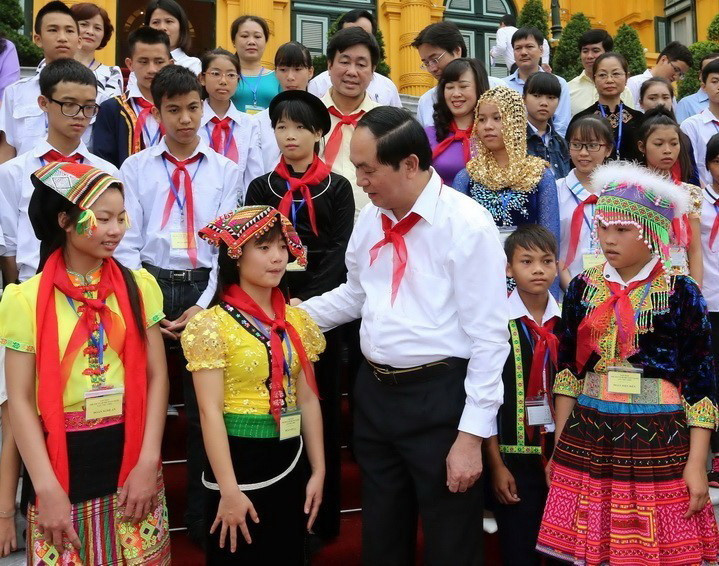 Chủ tịch nước Trần Đại Quang gặp mặt thân mật Đoàn đại biểu trẻ em có hoàn cảnh đặc biệt, khó khăn, sáng 30/5/2016, tại Hà Nội. (Ảnh: Nhan Sáng/TTXVN)