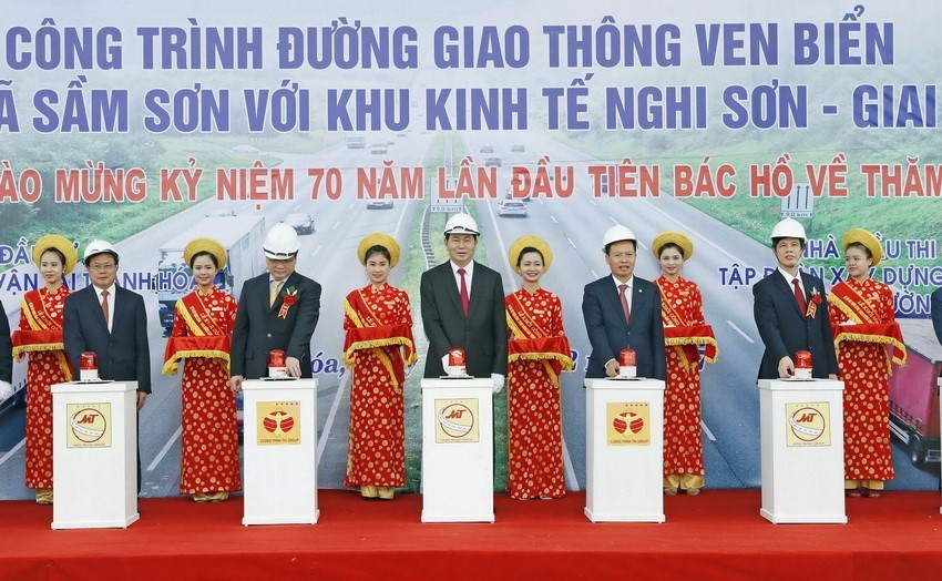 Chủ tịch nước Trần Đại Quang dự Lễ khởi công Dự án xây dựng đường giao thông ven biển nối thị xã Sầm Sơn với Khu kinh tế Nghi Sơn (giai đoạn 1), sáng 20/2/2017, tại xã Quảng Châu, thị xã Sầm Sơn, tỉnh Thanh Hóa. (Ảnh: Nhan Sáng/TTXVN)