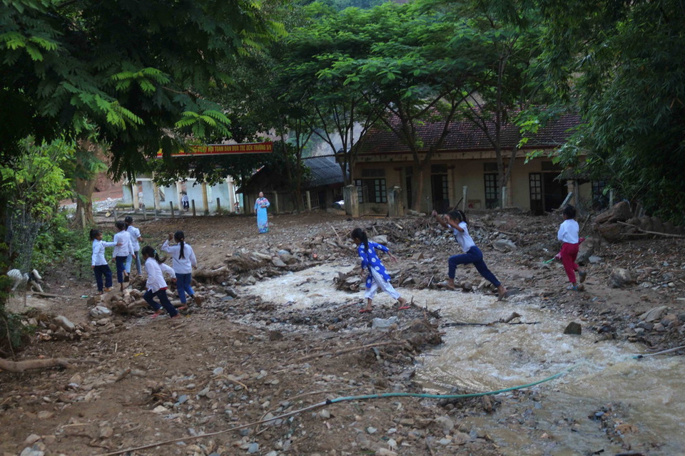 Để đến được điểm trường ngày khai giảng, 291 em học sinh và 37 giáo viên của trường đã phải đi bộ 1 tiếng đồng hồ, băng qua nhiều điểm sạt lở nguy hiểm. (Ảnh: Nguyễn Oanh/TTXVN)