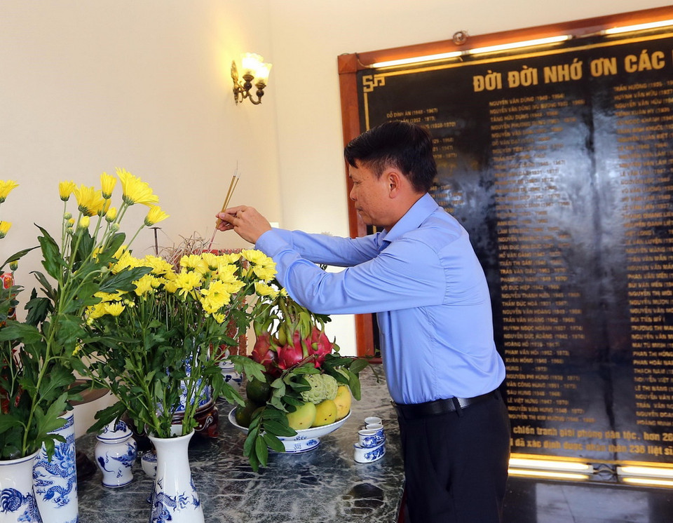 Ông Nguyễn Đức Lợi, Ủy viên Trung ương Đảng, Tổng Giám đốc Thông tấn xã Việt Nam, dâng hương tưởng niệm các liệt sỹ của TTXVN qua các thời kỳ. (Ảnh: Danh Lam/TTXVN)