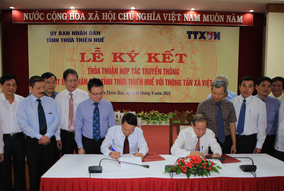 Ông Nguyễn Đức Lợi, Ủy viên Trung ương Đảng, Tổng giám đốc TTXVN (bên trái) và Chủ tịch Ủy ban Nhân dân tỉnh Thừa Thiên-Huế Phan Ngọc Thọ ký kết thỏa thuận hợp tác truyền thông. (Ảnh: Hồ Cầu/TTXVN)