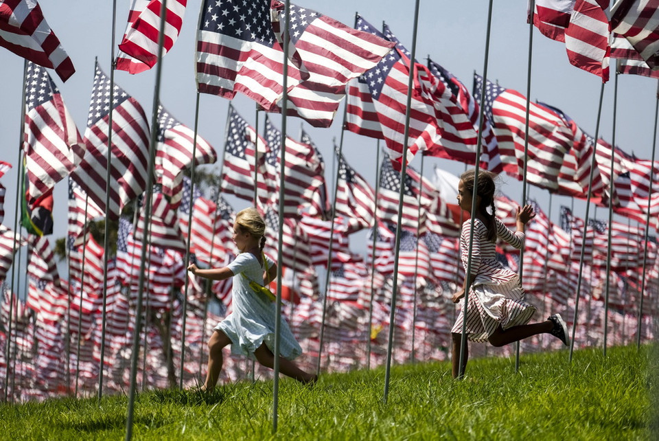 Quốc kỳ Mỹ được trang hoàng tại lễ tưởng niệm trong Trường đại học Pepperdine ở Malibu ngày 10/9. (Nguồn: THX/TTXVN)