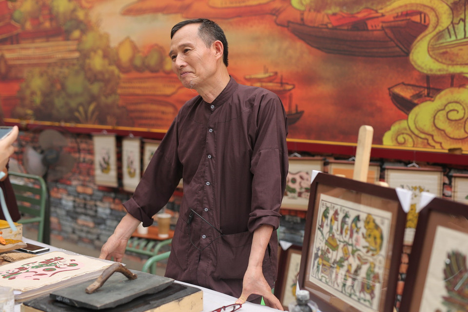 Nghệ nhân Nguyễn Hữu Quả chia sẻ: “Tôi mong là tranh Đông Hồ sẽ đến được với nhiều người hơn và lan tỏa thông điệp giá trị văn hóa truyền thống cũng như kỹ thuật in, chất liệu, màu sắc đặc biệt mà chỉ tranh Đông Hồ mới có. Hy vọng sau khi tham gia trải nghiệm in tranh, các bạn sẽ thêm trân trọng những di sản văn hoá truyền thống của đất nước.” (Ảnh: Đặng Yến/Vietnam+)