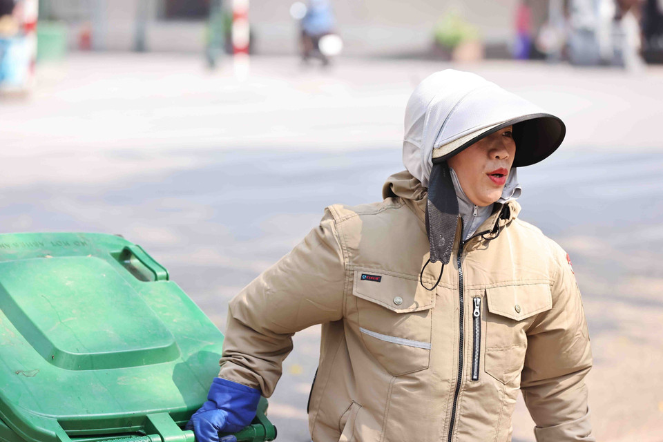 Những giọt mồ hôi trên nét mặt mỏi mệt của người lao động như bị vắt kiệt sức lực, rút cạn mồ hôi khi phải mưu sinh trong cái nắng gay gắt dù chưa vào Hè. (Ảnh: Minh Đức/TTXVN)