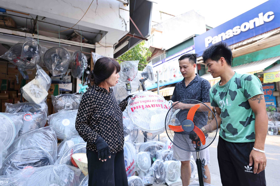 Mặt hàng quạt điện “đắt hàng” trong đợt nắng nóng đầu Hè. (Ảnh: Minh Đức/TTXVN)
