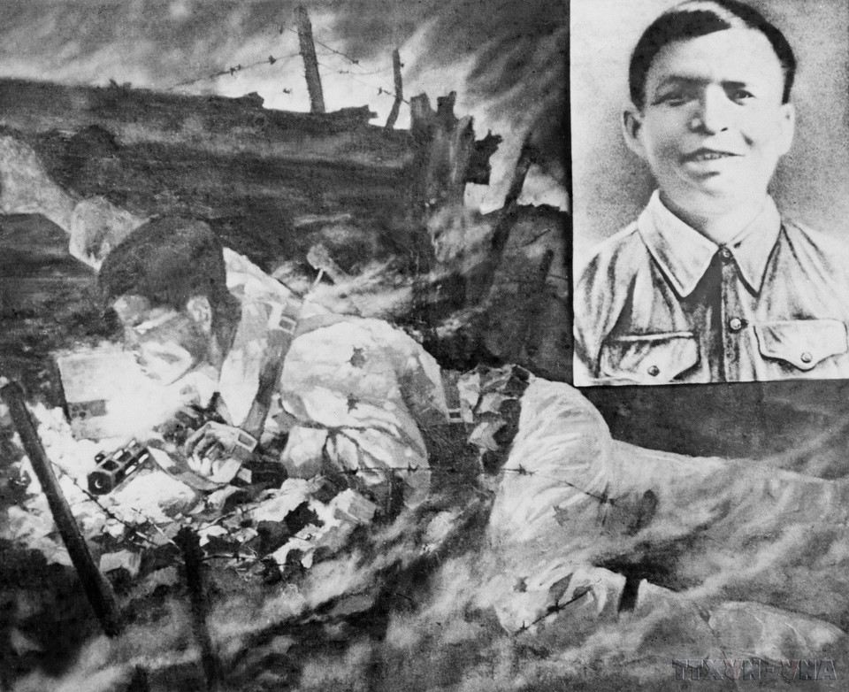 Anh hùng Liệt sỹ Phan Đình Giót lấy thân mình lấp lỗ châu mai, khiến quân Pháp bên trong bị vướng không bắn ra được nữa, quân đội ta chớp thời cơ, xông lên tiêu diệt gọn cứ điểm Him Lam vào ngày 13/ 3/1954, giành thắng lợi trong trận đánh mở màn chiến dịch Điện Biên Phủ. (Ảnh: Tư liệu TTXVN)