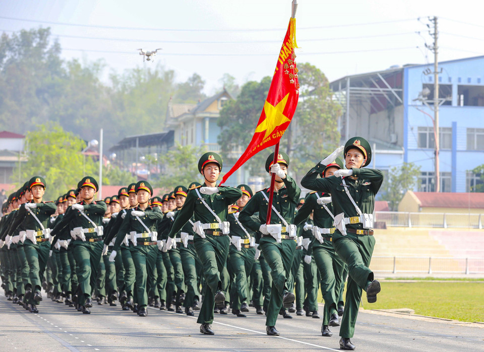 Khối sỹ quan Cảnh sát biển tham gia hợp luyện. (Ảnh: Xuân Tư/TTXVN)