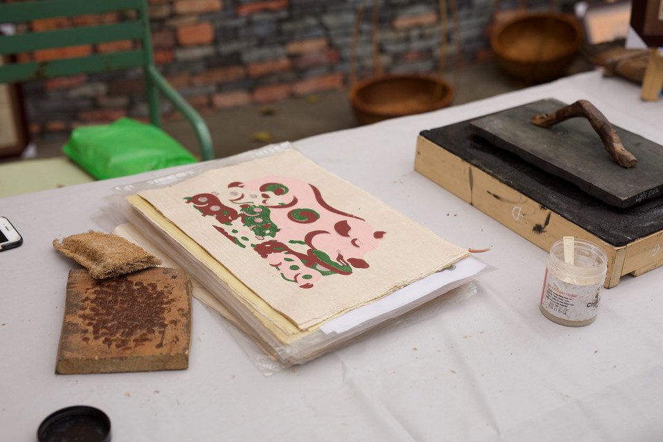 Khi tham gia workshop, người tham gia sẽ được tìm hiểu về quy trình làng tranh truyền thống, được tự tay làm tranh dưới sự hướng dẫn của nghệ nhân và tham gia hoạt động giao lưu, các trò chơi dân gian tại buổi workshop. (Ảnh: Đặng Yến/Vietnam+)