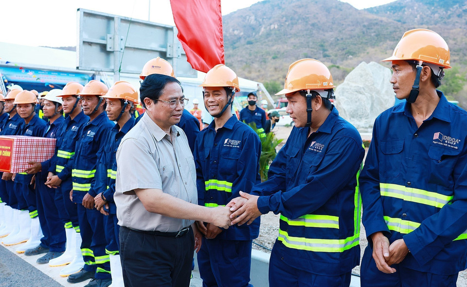Thủ tướng Phạm Minh Chính với công nhân thi công Dự án cao tốc Cam Lâm-Vĩnh Hảo.(Ảnh: Dương Giang/TTXVN)