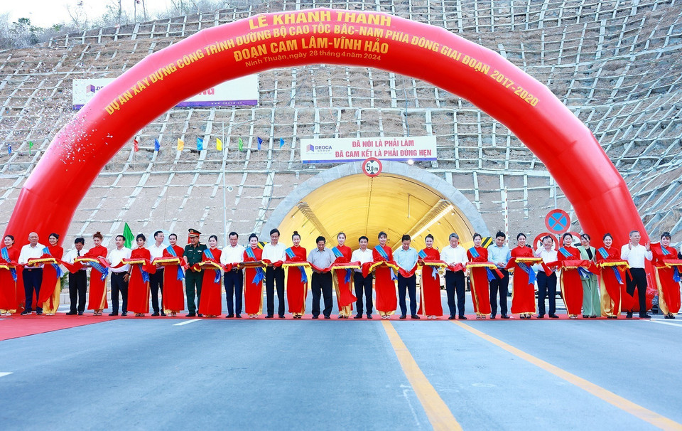 Thủ tướng Phạm Minh Chính và các đại biểu cắt băng khánh thành Dự án cao tốc Cam Lâm-Vĩnh Hảo và Diễn Châu-Bãi Vọt. (Ảnh: Dương Giang/TTXVN)