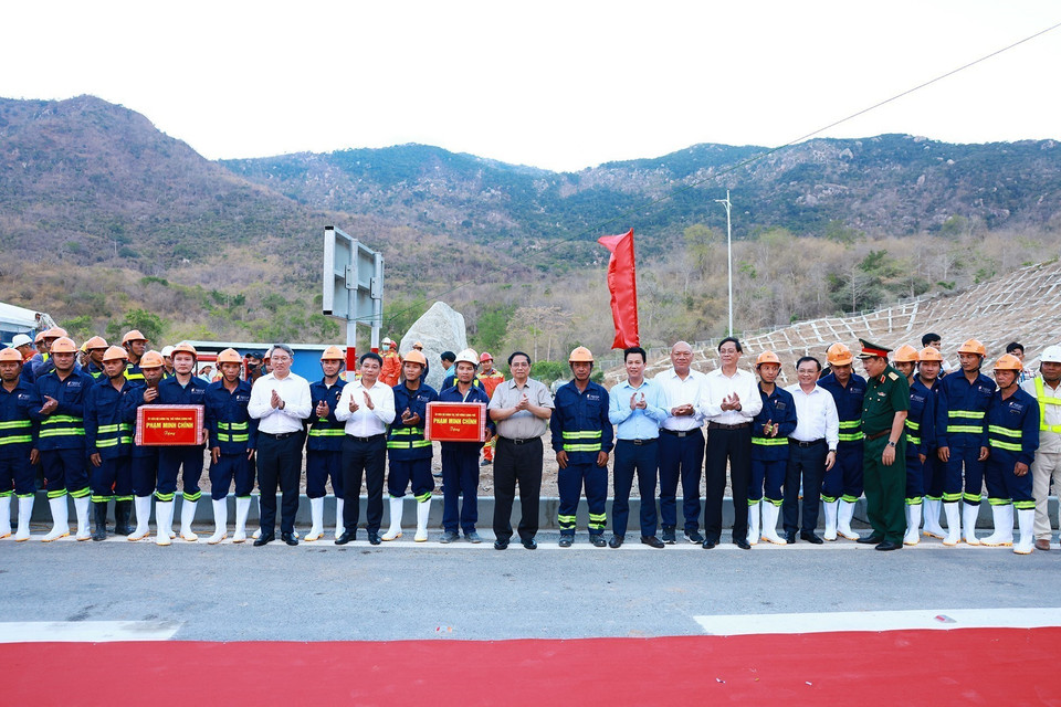 Thủ tướng Phạm Minh Chính tặng quà, động viên công nhân thi công Dự án cao tốc Cam Lâm-Vĩnh Hảo. (Ảnh: Dương Giang/TTXVN)