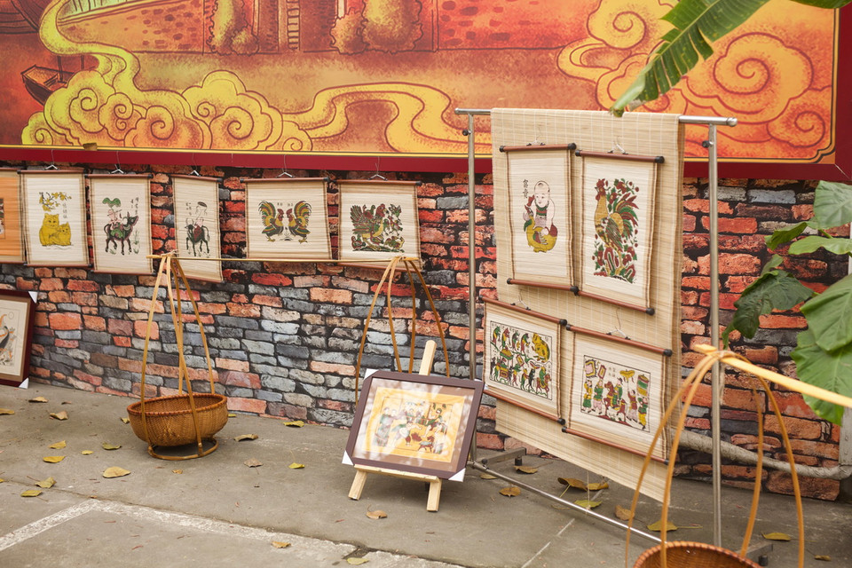 Một số tác phẩm tranh đã in trong buổi workshop. (Ảnh: Đặng Yến/Vietnam+)