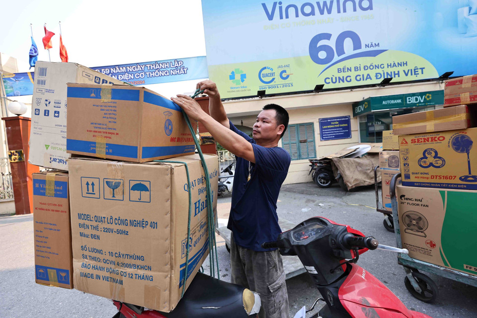 Mặt hàng quạt điện “đắt hàng” trong đợt nắng nóng đầu Hè. (Ảnh: Minh Đức/TTXVN)