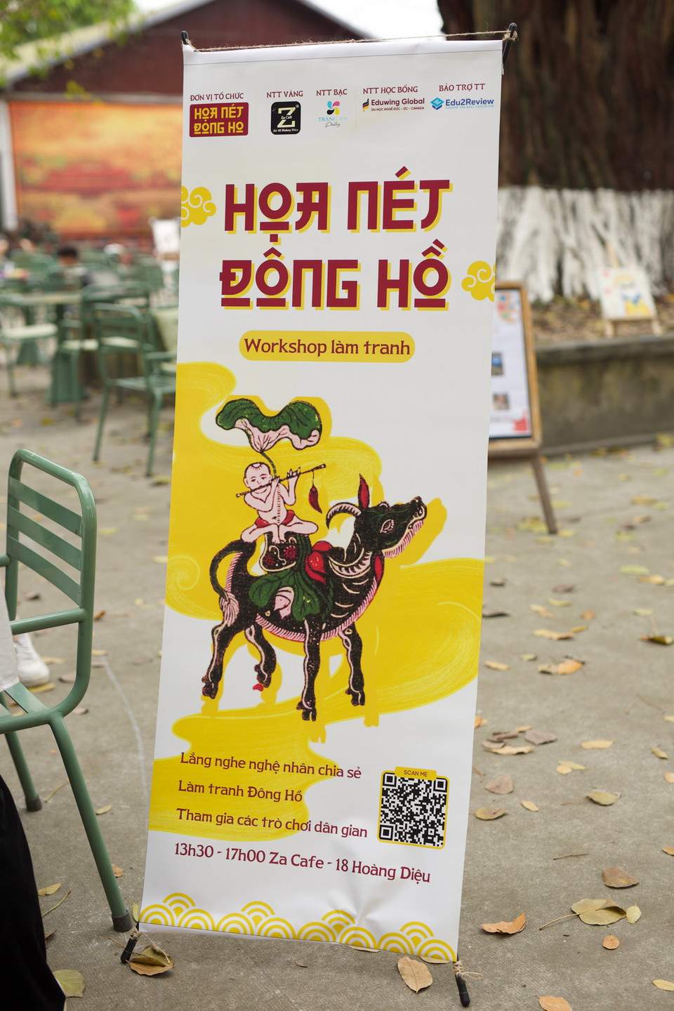 Sự kiện này được tổ chức dưới sự hướng dẫn của Nghệ Nhân ưu tú Nguyễn Hữu Quả, người có bề dày kinh nghiệm và tâm huyết với nghề tranh Đông Hồ. Nghệ nhân Nguyễn Hữu Quả, con trai thứ của cố Nghệ nhân Ưu tú Nguyễn Hữu Sam, không chỉ là người tiếp nối truyền thống gia đình mà còn là một người nghệ sỹ sáng tạo, đã đóng góp đáng kể vào sự phát triển của nghệ thuật tranh Đông Hồ. Với hàng nghìn bản phục chế và khắc mới, ông Quả đã góp phần quan trọng trong việc giữ gìn và phát triển nét tinh hoa dân gian Việt Nam. (Ảnh: Đặng Yến/Vietnam+)