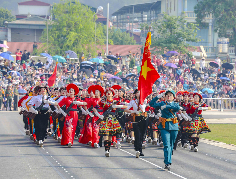 Khối nữ Dân quân các dân tộc Tây Bắc hợp luyện đi qua khán đài. (Ảnh: Xuân Tư/TTXVN)