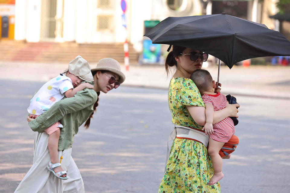 Nắng nóng gay gắt làm ảnh hưởng tới sức khỏe của trẻ em và người già. (Ảnh: Minh Đức/TTXVN)
