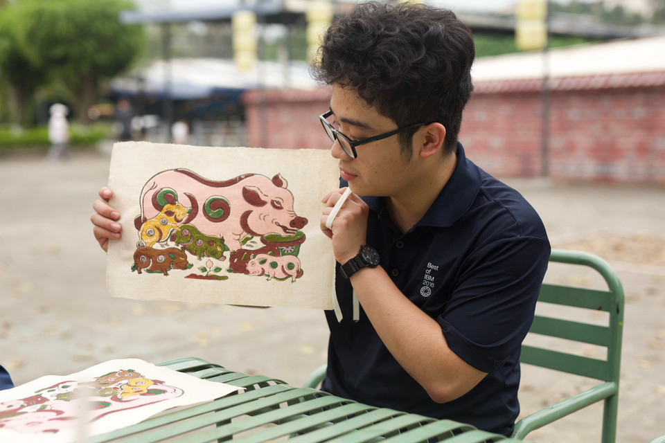 Tranh sau khi in và sấy khô sẽ lên đủ 5 màu cơ bản, tuỳ vào kỹ thuật và độ chính xác khi in sẽ cho ra các kết quả đậm nhạt khác nhau. (Ảnh: Đặng Yến/Vietnam+)