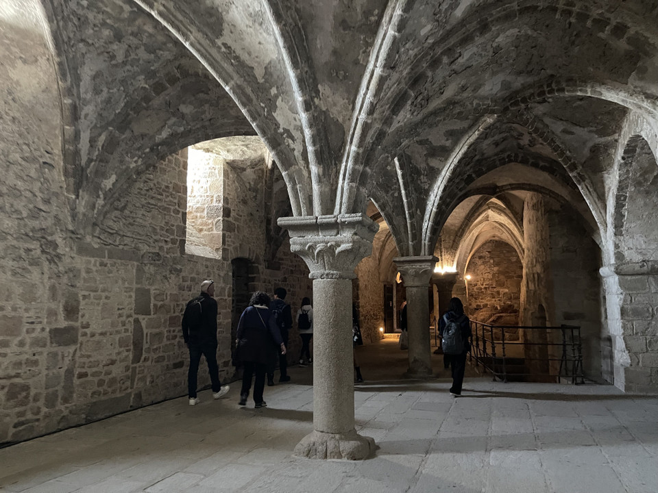 Kiểu kiến trúc vòm nhọn, nhiều cột tròn, cửa sổ có kích thước lớn, thường được thấy trong nhiều nhà thờ, cung điện cổ ở châu Âu. (Ảnh: Nguyễn Thu Hà/TTXVN)