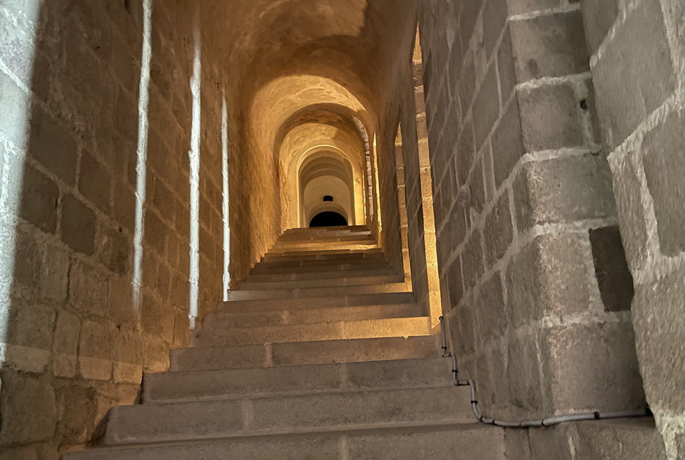 Các bậc thang bằng đá khối dẫn lên các tầng. (Ảnh: Nguyễn Thu Hà/TTXVN)