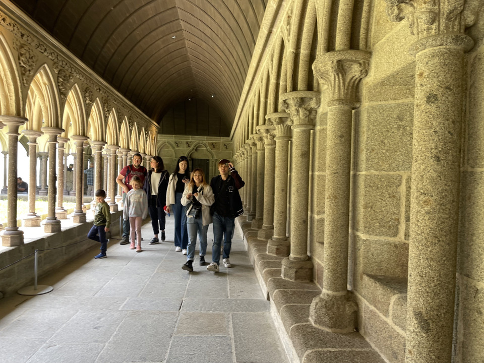 Các tòa tháp được nối với nhau bằng hành lang cột tròn bao quanh một giếng trời rộng với nền cỏ xanh mát mắt. (Ảnh: Nguyễn Thu Hà/TTXVN)