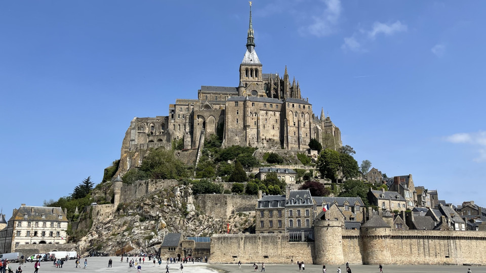 Lúc thủy triều xuống, tu viện trông như một pháo đài sừng sững trên bãi biển. (Ảnh: Nguyễn Thu Hà/TTXVN)